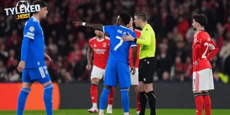 Ngôi sao Benfica bị cấm thi đấu vẫn đến Madrid