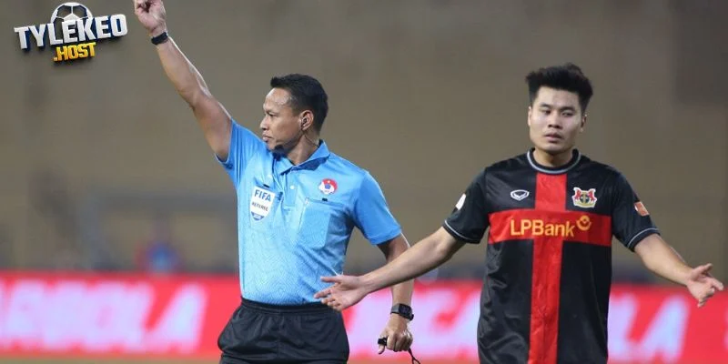 Trọng tài người Malaysia gây chú ý vì quyết định